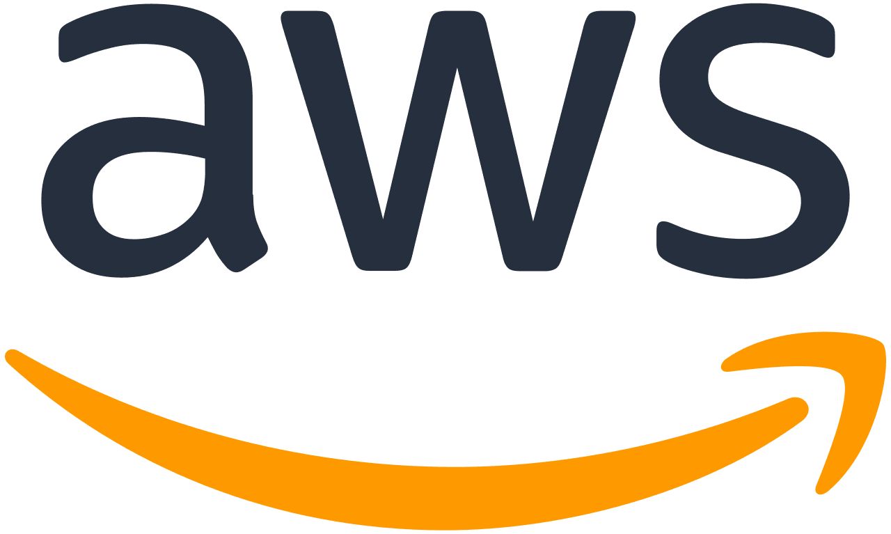 شعار Amazon Web Services بأحرف سوداء وسهم برتقالي لخدمات الحوسبة السحابية