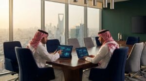اجتماع تنفيذي في الرياض لتقييم شركات برمجة في السعودية قبل التعاقد على مشروع تقني